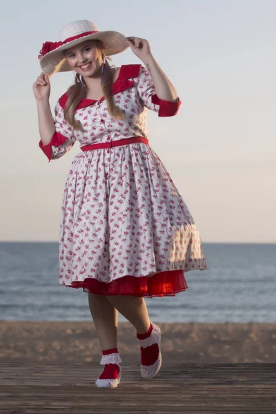 Cute pinup girl in the beach — Stock Photo, Image