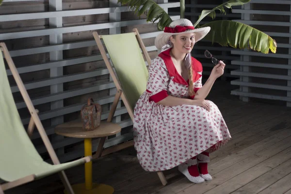 Linda chica pinup en el bar de la playa — Foto de Stock