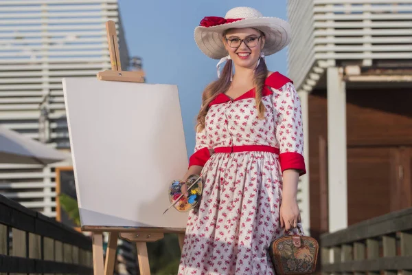 Cute pinup girl in the beach — Stock Photo, Image