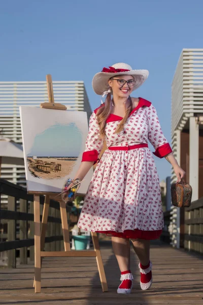 Cute pinup girl in the beach — Stock Photo, Image