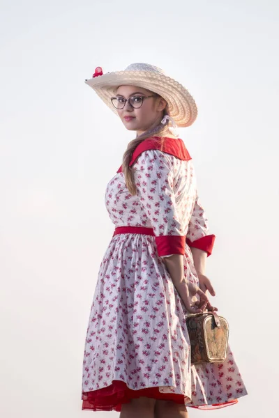 Menina pinup bonito com vestido vermelho e branco . — Fotografia de Stock