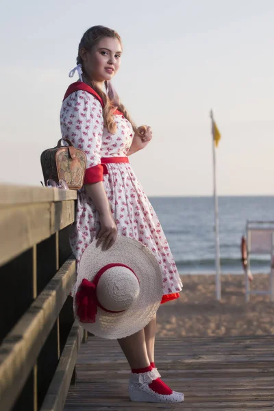 Милая девушка-пинап на пляже — стоковое фото