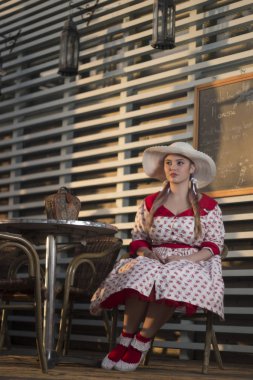 Sevimli pinup kız plaj barda