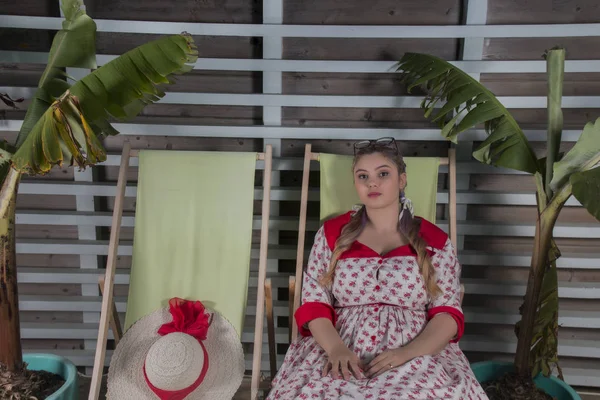 Linda chica pinup en el bar de la playa —  Fotos de Stock