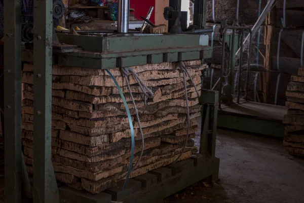 Cork factory gépek cork a bálázzák létrehozásához — Stock Fotó