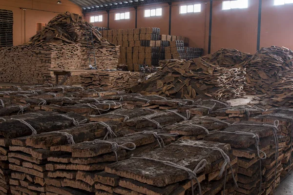 Interior de la fábrica de corcho con muchas balas de corcho —  Fotos de Stock