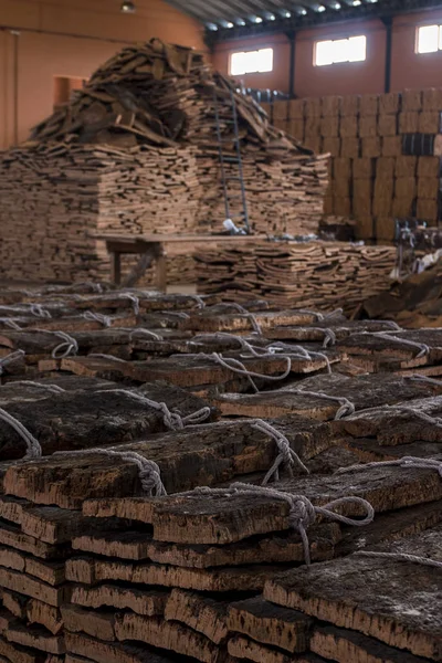 Cork fabrika iç ile pek çok cork balya — Stok fotoğraf