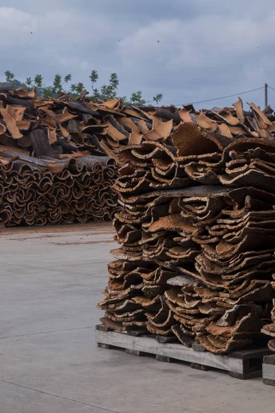 Tablones de corcho en bruto apilamiento — Foto de Stock