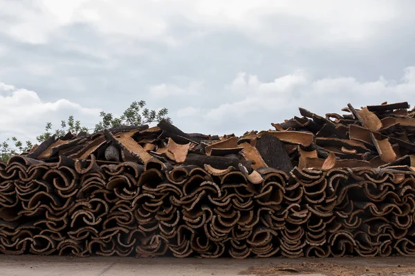 Tablones de corcho en bruto apilamiento —  Fotos de Stock