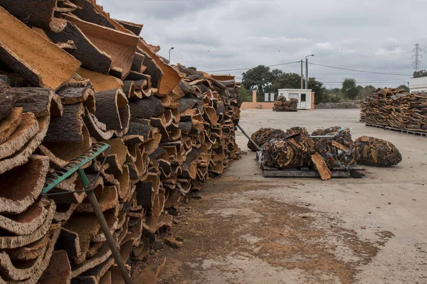 Tablones de corcho en bruto apilamiento —  Fotos de Stock