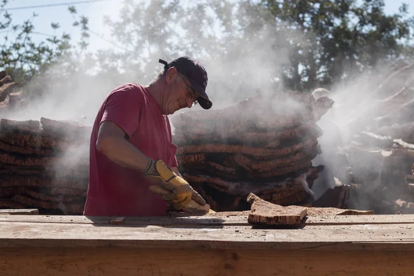 Worker slicing cork board — Stock Photo, Image