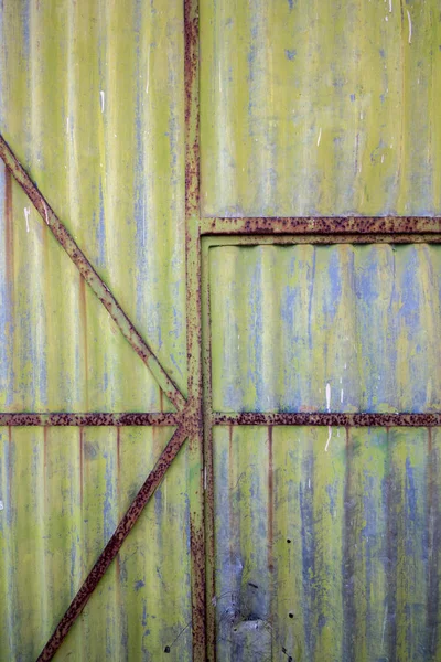 锈迹斑斑的旧仓库门 — 图库照片