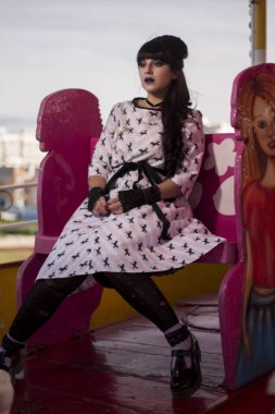 Şirin pinup kız bir atlıkarınca açık