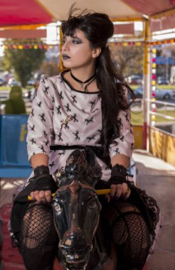 Şirin pinup kız bir atlıkarınca açık