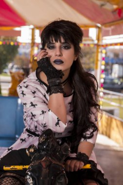 Şirin pinup kız bir atlıkarınca açık