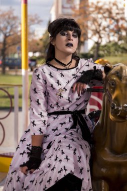 Şirin pinup kız bir atlıkarınca açık