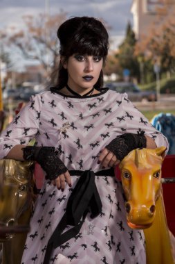 Şirin pinup kız bir atlıkarınca açık