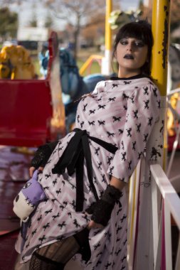 Şirin pinup kız bir atlıkarınca açık