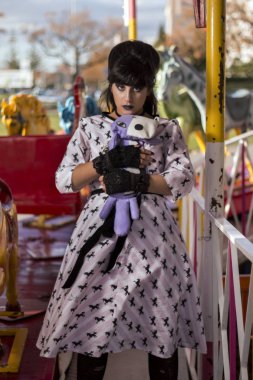 Şirin pinup kız bir atlıkarınca açık