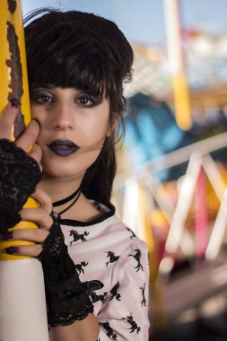 Şirin pinup kız bir atlıkarınca açık