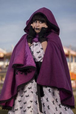 Sevimli pinup kız bir atlıkarınca yanında poz