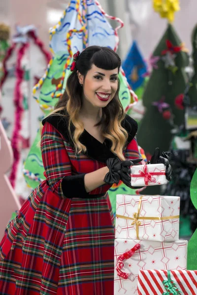 Weihnachten Pinup Mädchen mit Geschenken — Stockfoto
