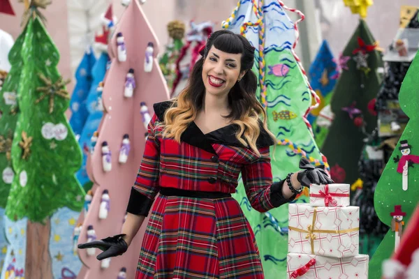 Christmas pinup girl with presents — Stock Photo, Image