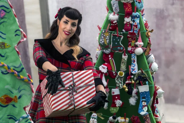 Christmas pinup girl with presents — Stock Photo, Image