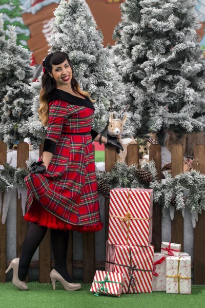 Christmas pinup girl with presents — Stock Photo, Image