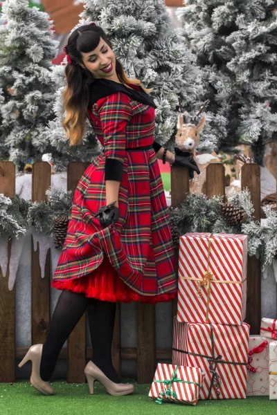 Christmas pinup girl with presents — Stock Photo, Image