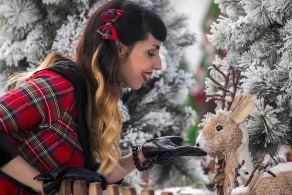 Weihnachten Pinup Mädchen mit Hirsch — Stockfoto