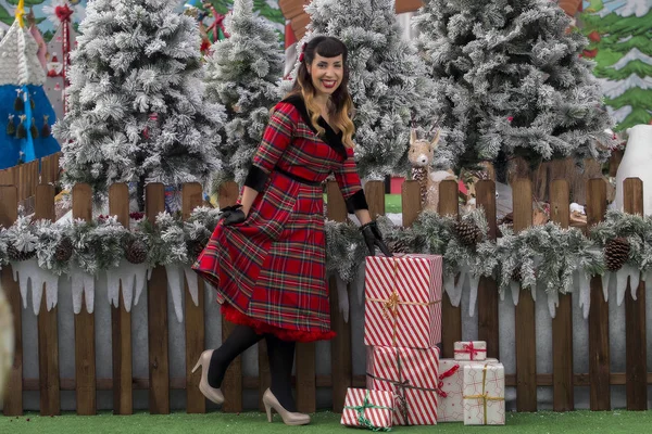 Christmas pinup girl with presents — Stock Photo, Image