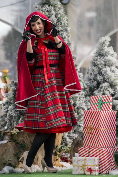 Christmas pinup girl with presents — Stock Photo, Image