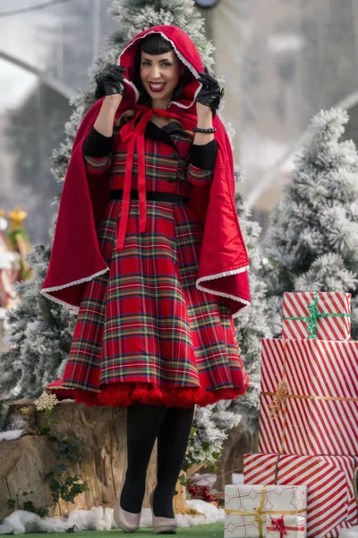 Weihnachten Pinup Mädchen mit Geschenken — Stockfoto