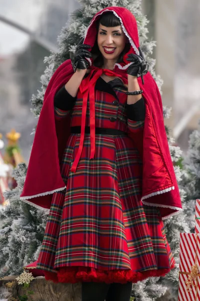 Weihnachten Pinup Mädchen mit roter Kapuze — Stockfoto