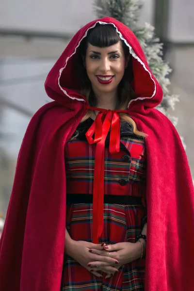 Weihnachten Pinup Mädchen mit roter Kapuze — Stockfoto