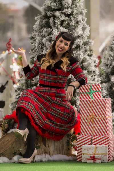 Christmas pinup girl with presents — Stock Photo, Image