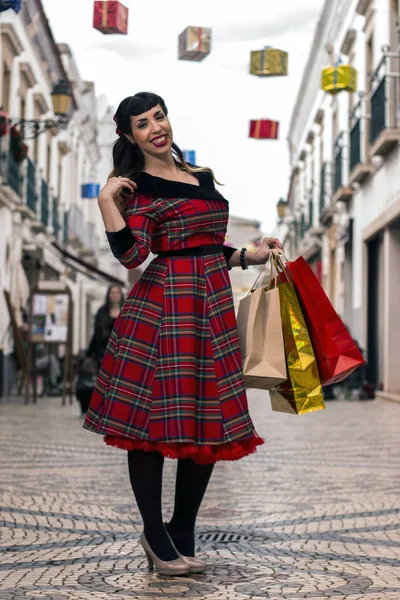 Pinup girl goes shopping — Stock Photo, Image