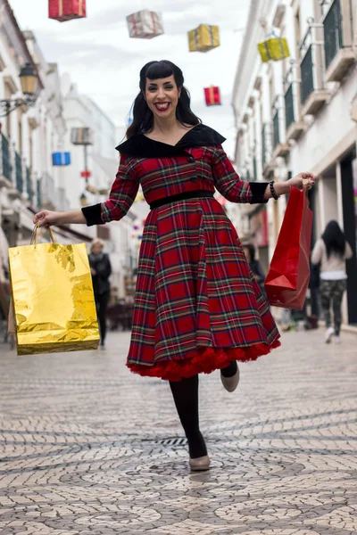 Pinup girl goes shopping — Stock Photo, Image