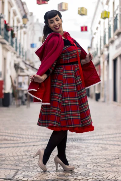 Pinup chica con vestido rojo — Foto de Stock