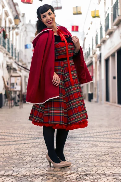 Pinup chica con vestido rojo — Foto de Stock