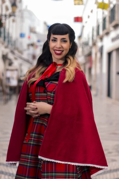 Pinup chica con vestido rojo — Foto de Stock