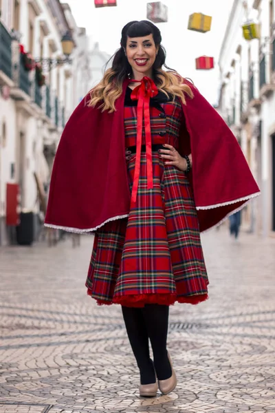 Pinup chica con vestido rojo — Foto de Stock