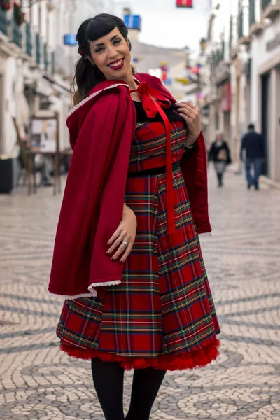 Pinup κορίτσι με κόκκινο φόρεμα — Φωτογραφία Αρχείου