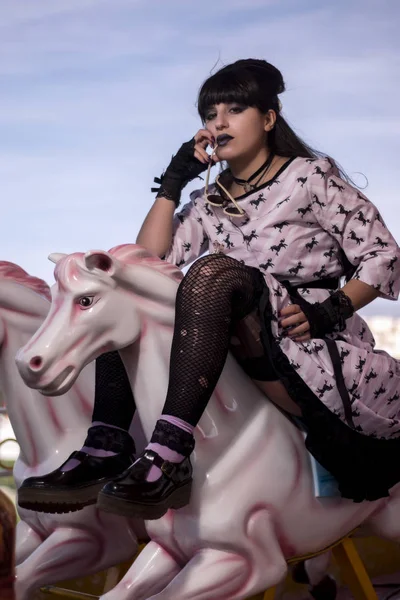 Menina pinup bonito em um carrossel — Fotografia de Stock