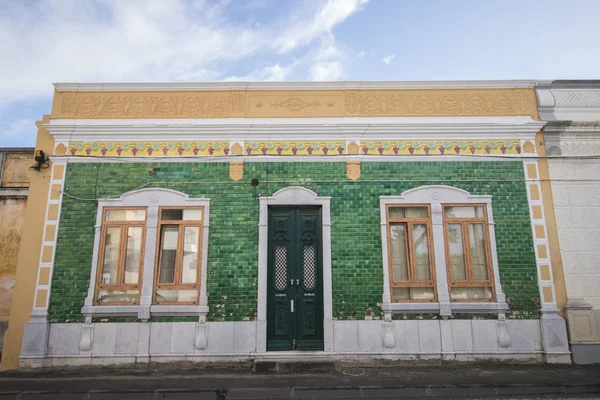 Typisk detaljeret facade af portugisisk arkitektur - Stock-foto