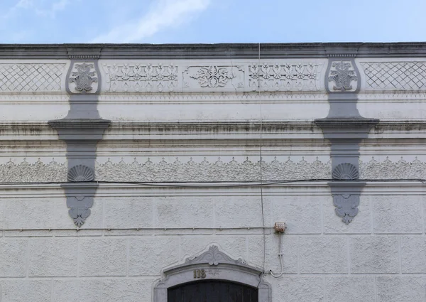 Typisk detaljeret facade af portugisisk arkitektur - Stock-foto