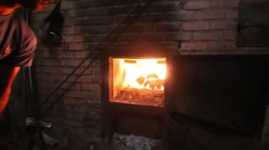 Sao sütyen De Alportel, Portekiz - 14 Kasım 2016 - işçi ile ahşap cork su kazanı fabrikada beslemeleri.