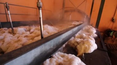 Sao sütyen De Alportel, Portekiz - 14 Kasım 2016 - Cork bir fabrika kaynama sürecinin görünümü.