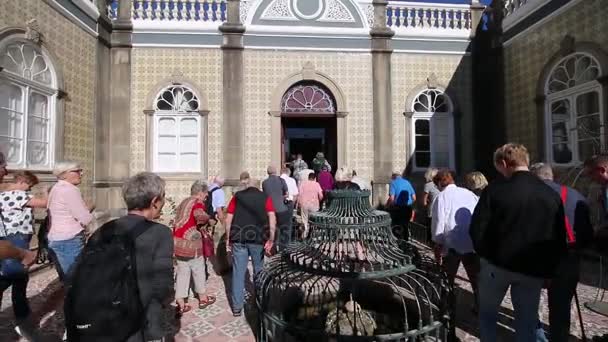 Sao Bras De Alportel, Portugal - 14 Nov 2016 - turister besöker museet kostym i Sao Bras de Alportel, Portugal. — Stockvideo